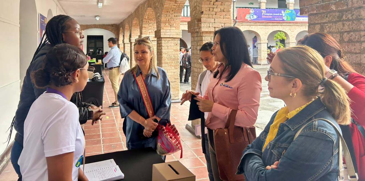Edna Bonilla hizo parte del jurado en el congreso.