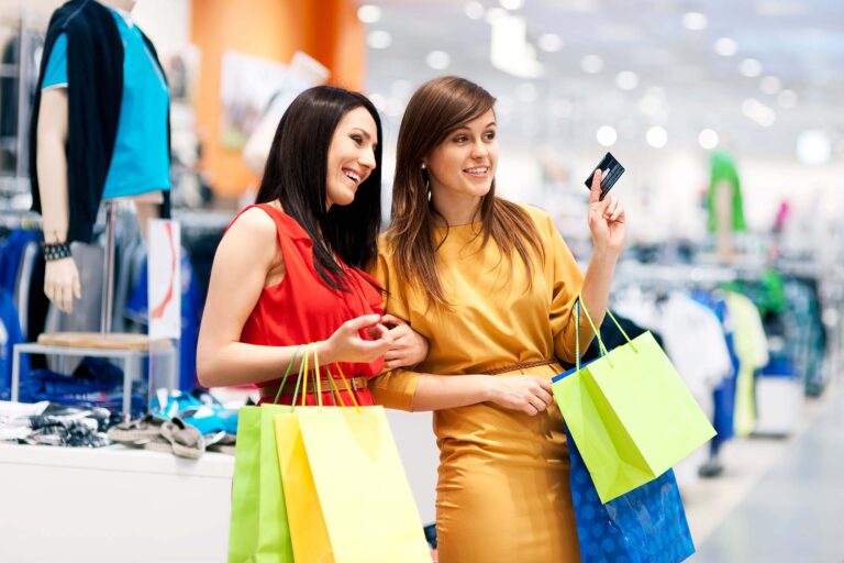 Dos amigas con bolsas de compras