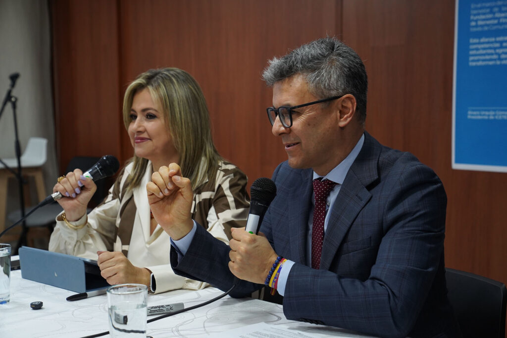 Edna Bonilla, directora ejecutiva de la Fundación Ábacos y Álvaro Urquijo Gómez, presidente de Icetex, firman acuerdo estratégico.
